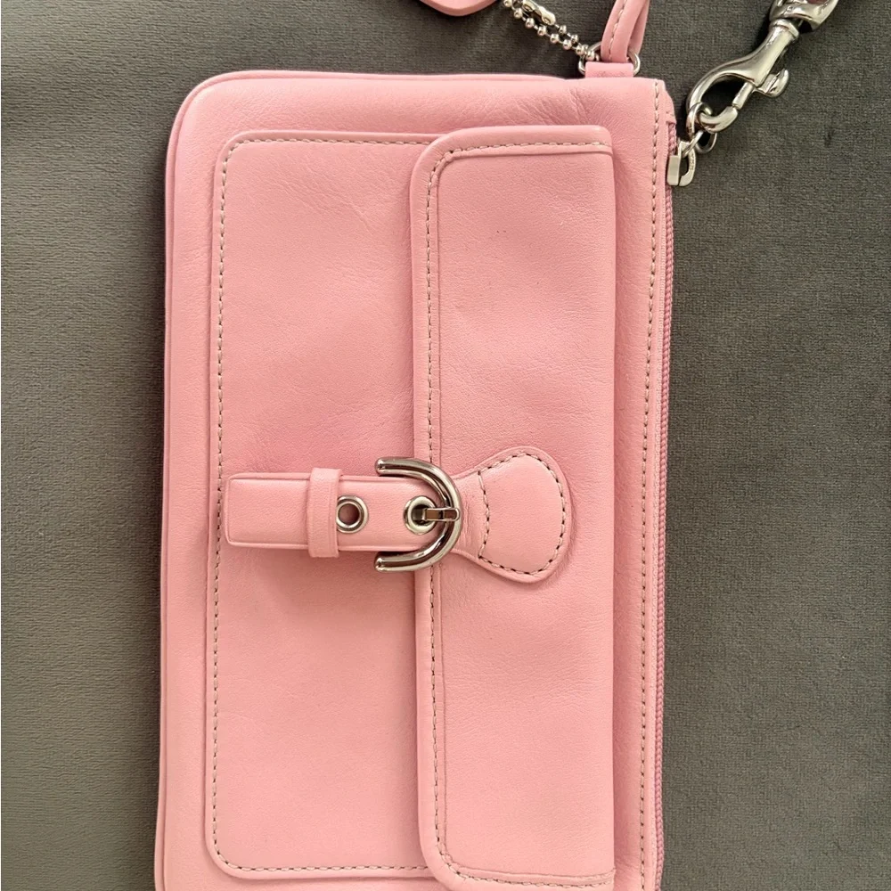 Vintage Coach 🩷 Pink Leather Wristlet Clutch with Front Buckle - Picture 2 of 3